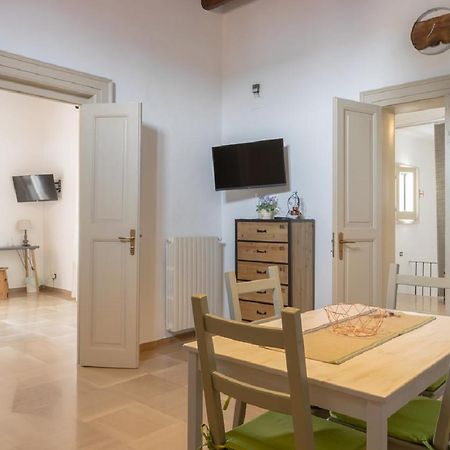 Palazzo Bianchi Domus Holidays Трани Экстерьер фото