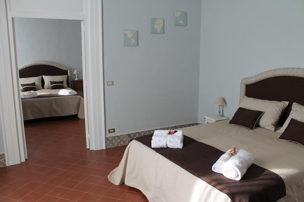 Palazzo Bianchi Domus Holidays Трани Экстерьер фото