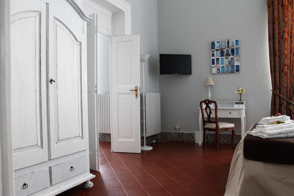 Palazzo Bianchi Domus Holidays Трани Экстерьер фото