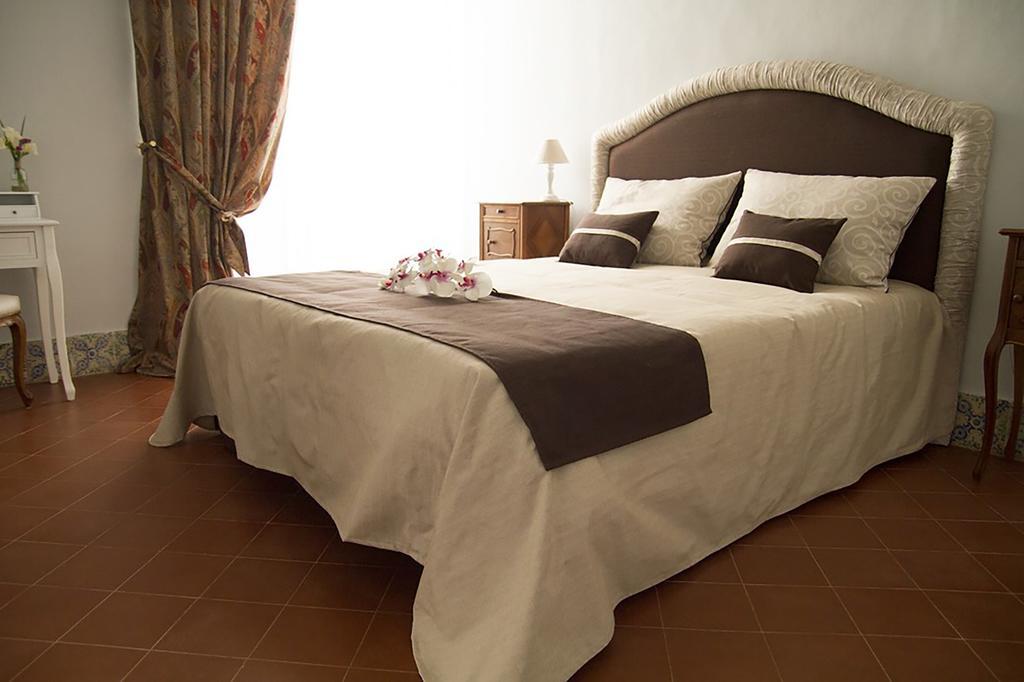 Palazzo Bianchi Domus Holidays Трани Экстерьер фото