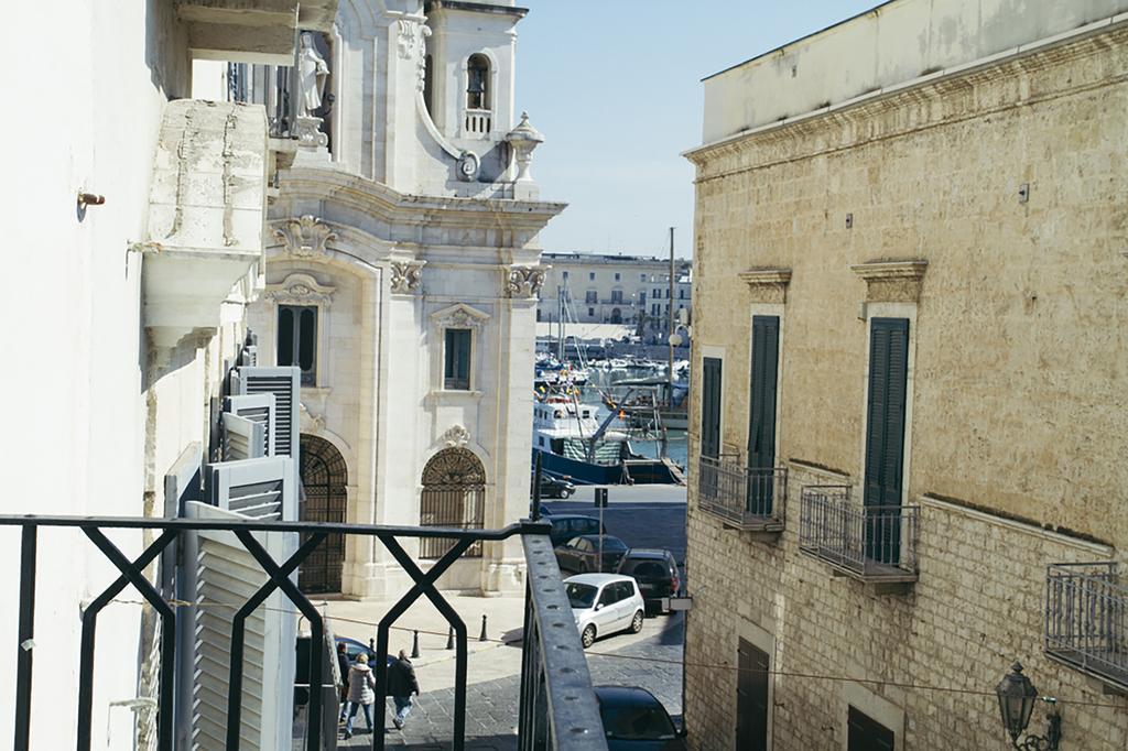 Palazzo Bianchi Domus Holidays Трани Экстерьер фото