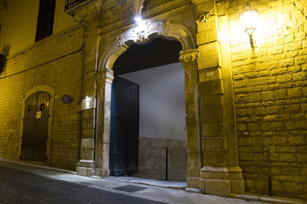 Palazzo Bianchi Domus Holidays Трани Экстерьер фото