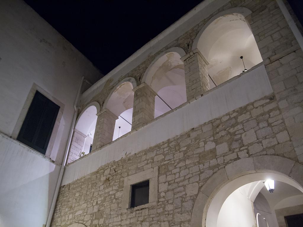 Palazzo Bianchi Domus Holidays Трани Экстерьер фото