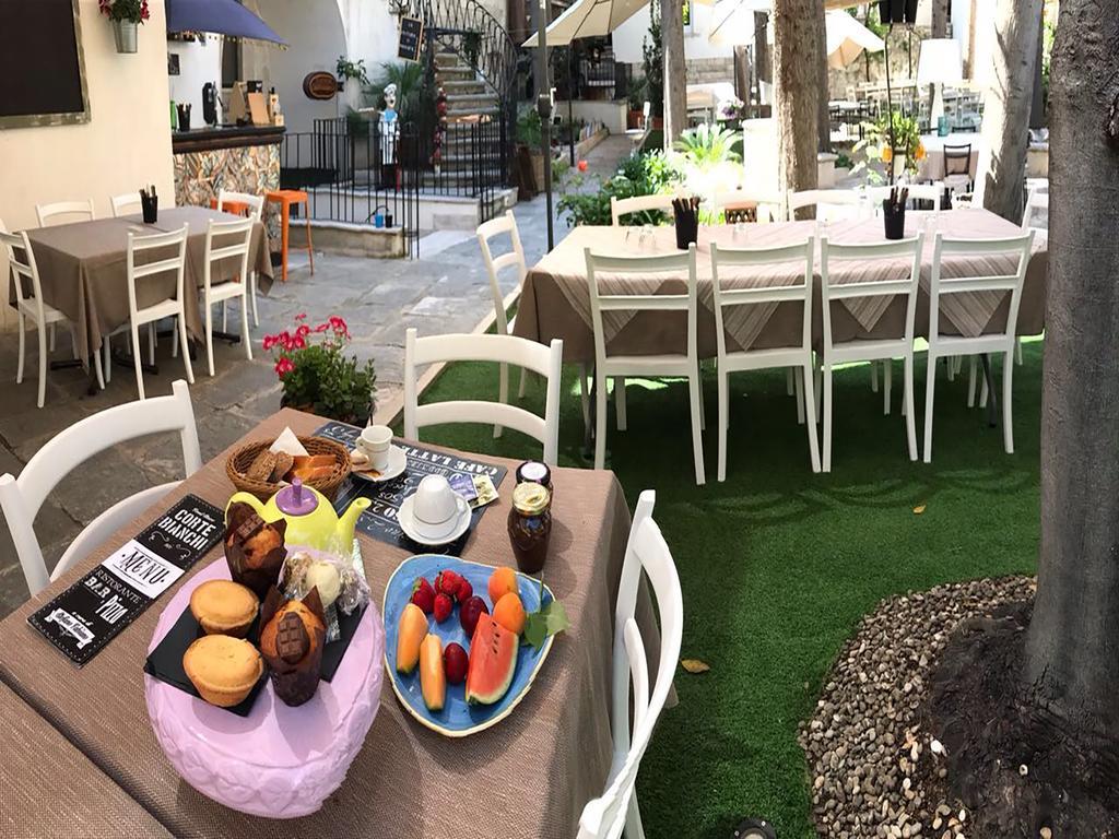 Palazzo Bianchi Domus Holidays Трани Экстерьер фото