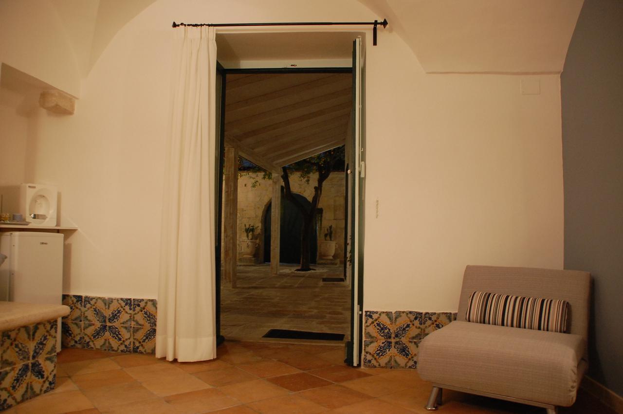 Palazzo Bianchi Domus Holidays Трани Экстерьер фото