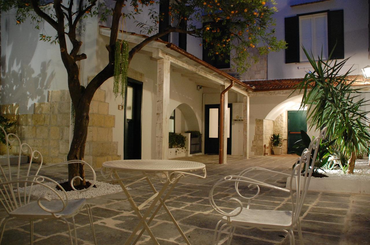 Palazzo Bianchi Domus Holidays Трани Экстерьер фото