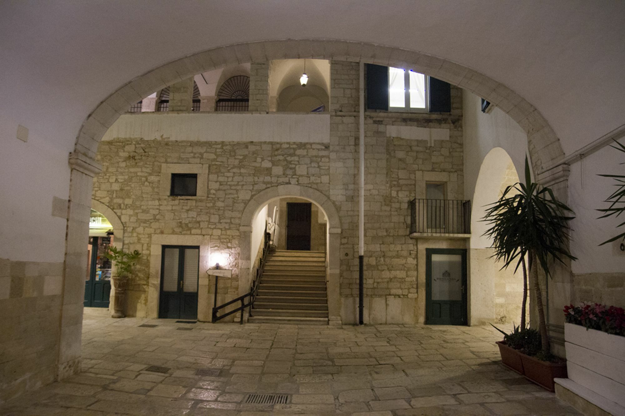 Palazzo Bianchi Domus Holidays Трани Экстерьер фото