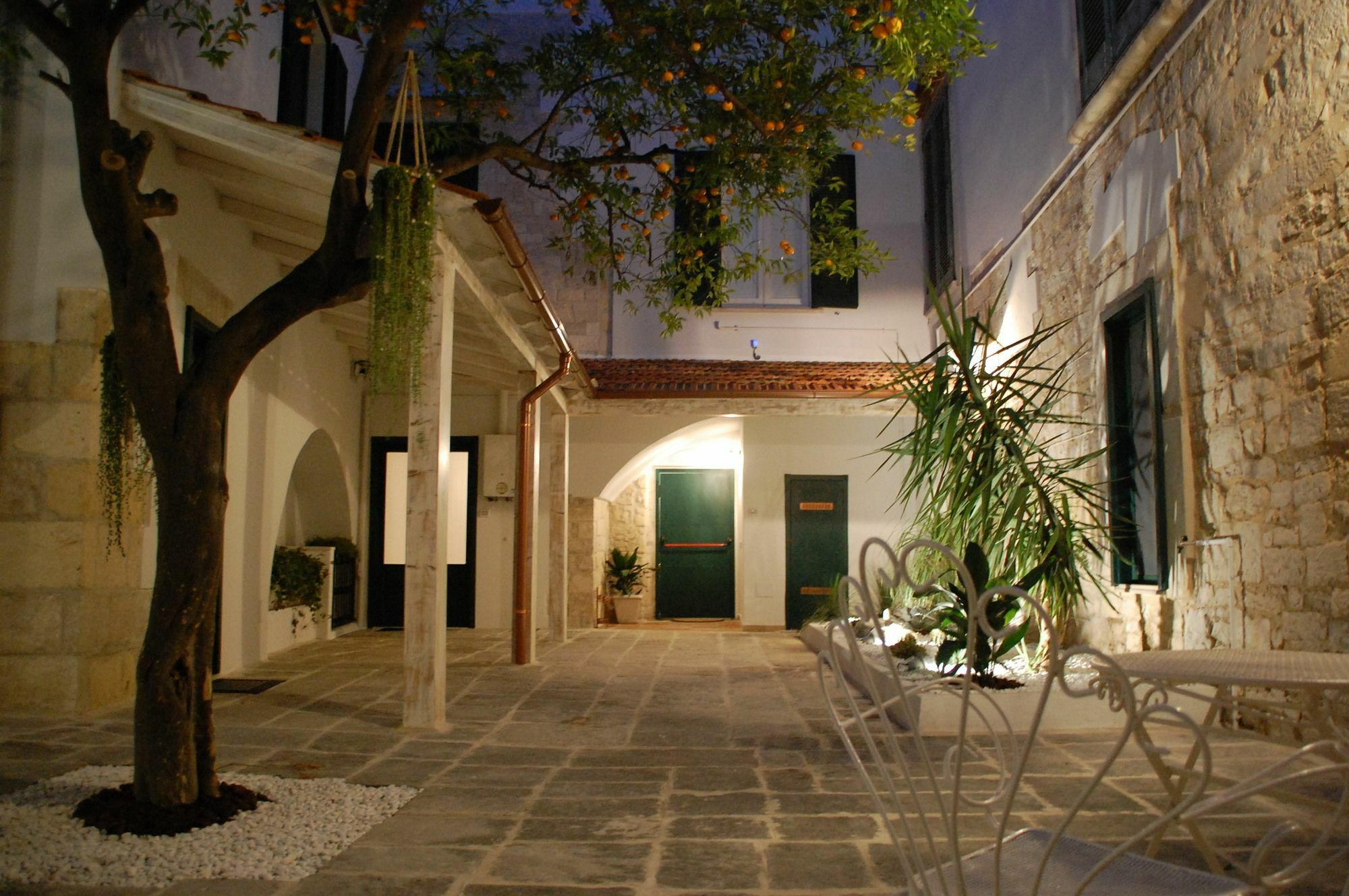 Palazzo Bianchi Domus Holidays Трани Экстерьер фото